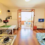 Apartament Colorful With Balcony-beahost