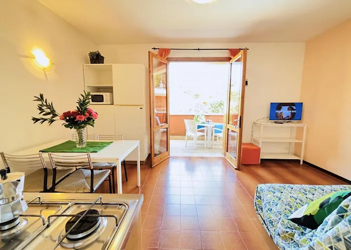 Apartment Colorful With Balcony-beahost